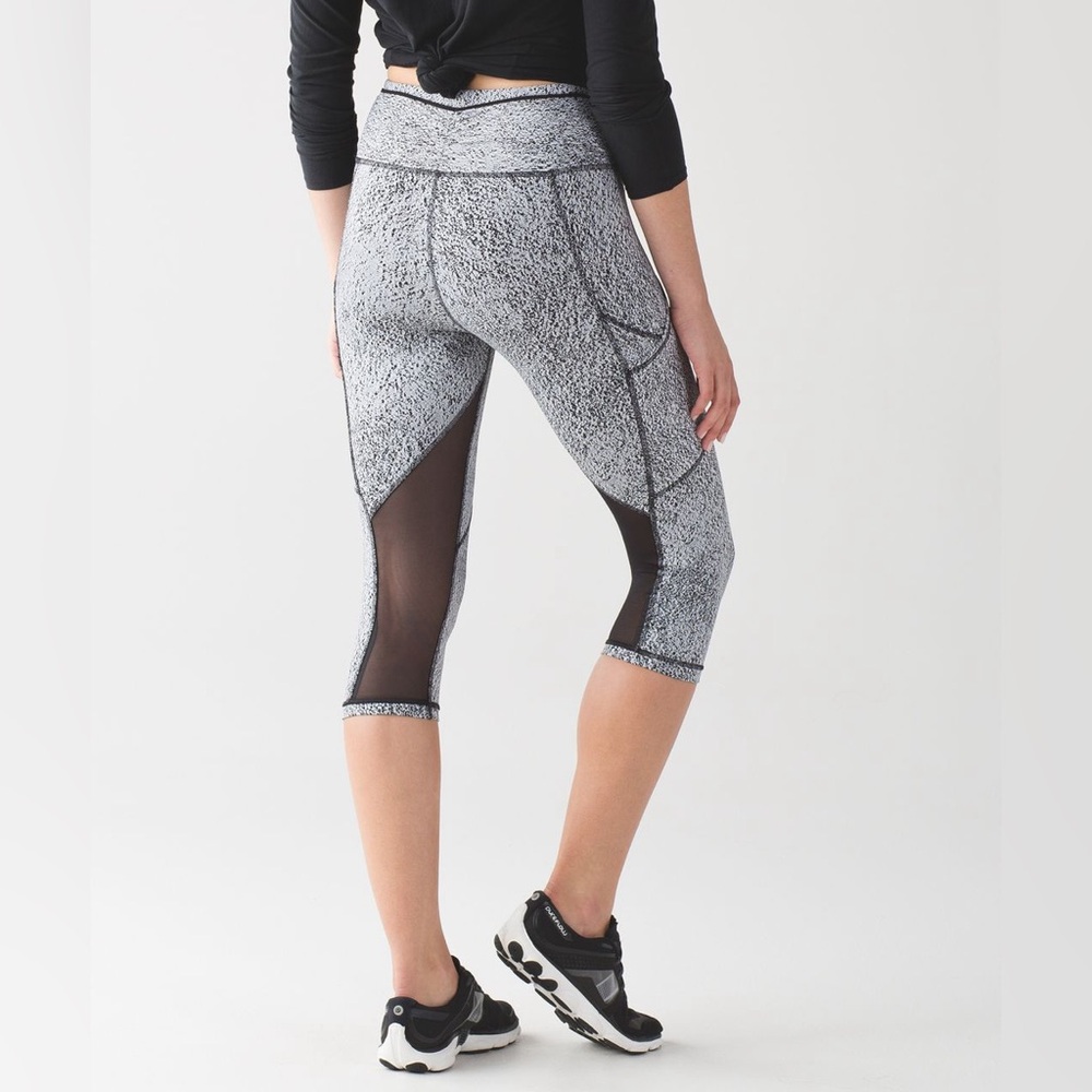 Lululemon Outrun 17" Crop - White/Black